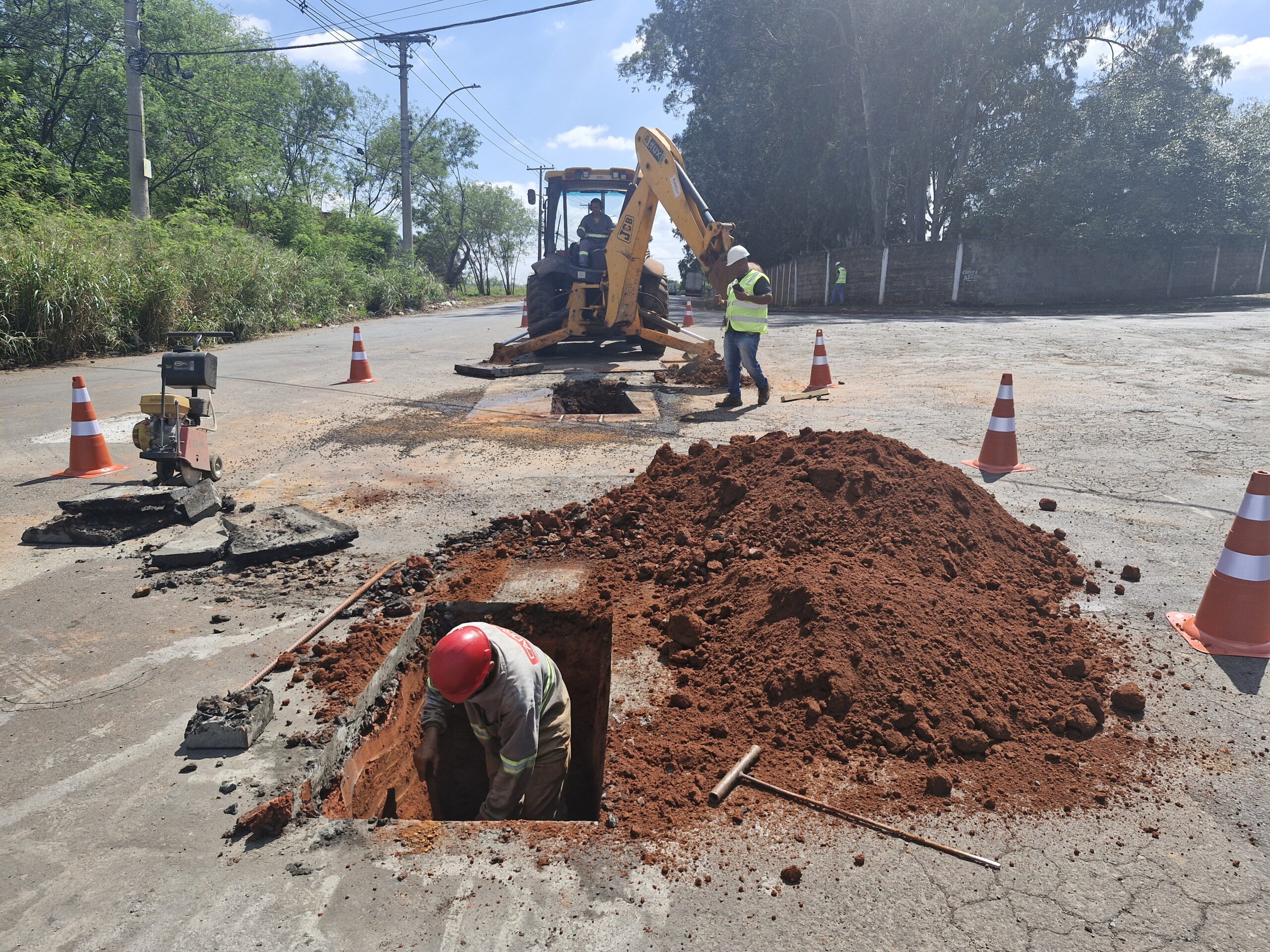 Obras para troca de rede de água nos setores industriais Recanto e Eneides avançam 20%